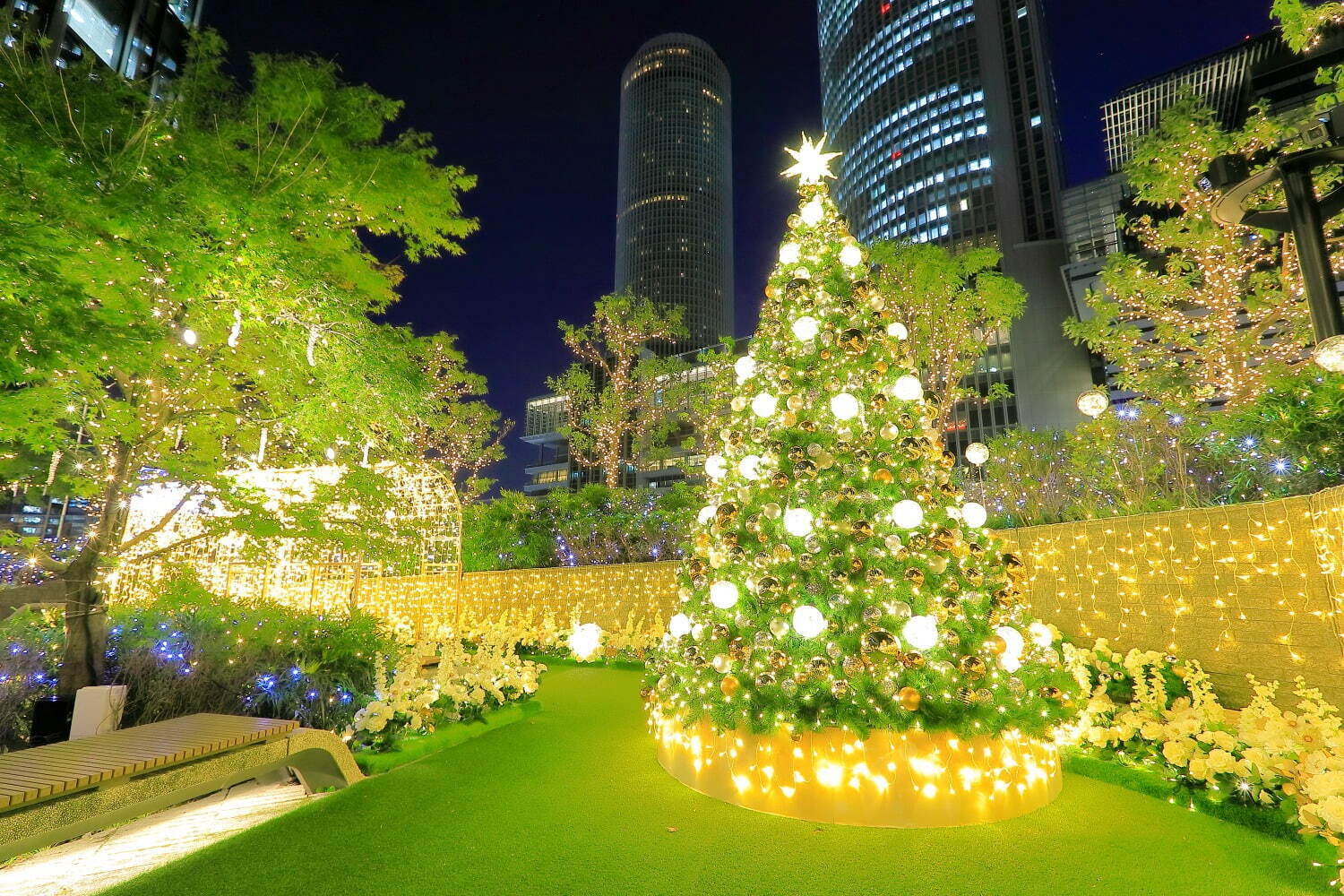 大名古屋ビルヂングのクリスマスイルミネーション、“シャンパンゴールド”にきらめく空中庭園｜写真1