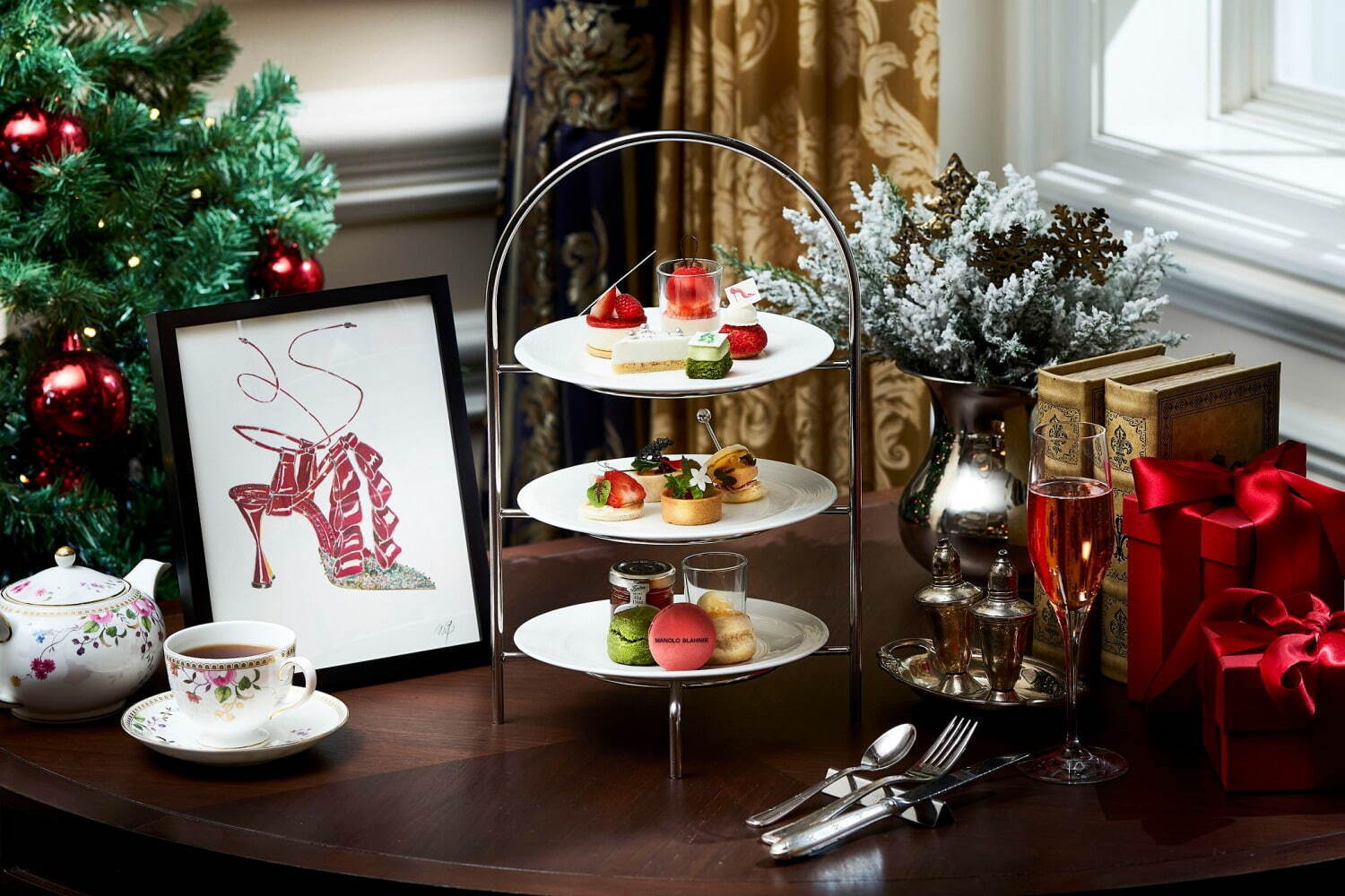 ザ・リッツ・カールトン大阪の限定クリスマスアフタヌーンティー、マノロ ブラニクの世界観を優雅に表現