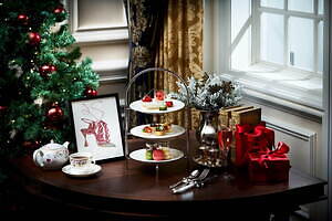 ザ・リッツ・カールトン大阪の限定クリスマスアフタヌーンティー、マノロ ブラニクの世界観を優雅に表現｜写真1