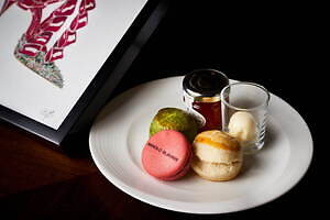 ザ・リッツ・カールトン大阪の限定クリスマスアフタヌーンティー、マノロ ブラニクの世界観を優雅に表現｜写真4