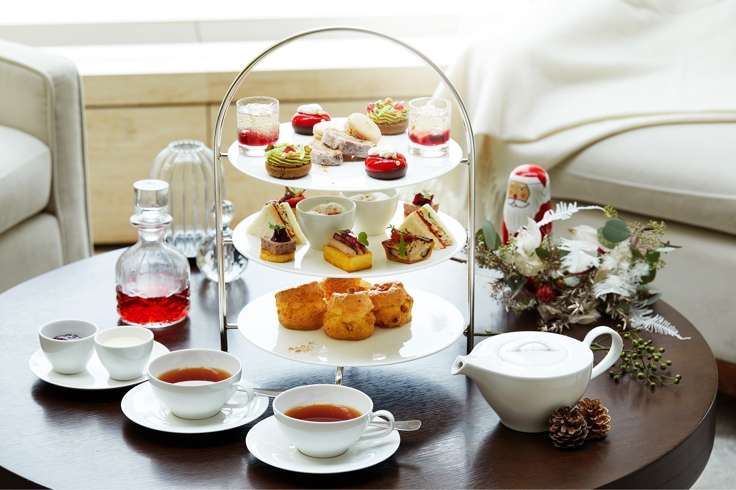 東京エディション虎ノ門のクリスマス限定アフタヌーンティー、リース型ピスタチオケーキなど