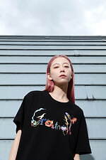 グラウンド ワイ×SUMIRE新作Tシャツ、“ヘビ＆花”など自然モチーフのロゴを配して｜写真2