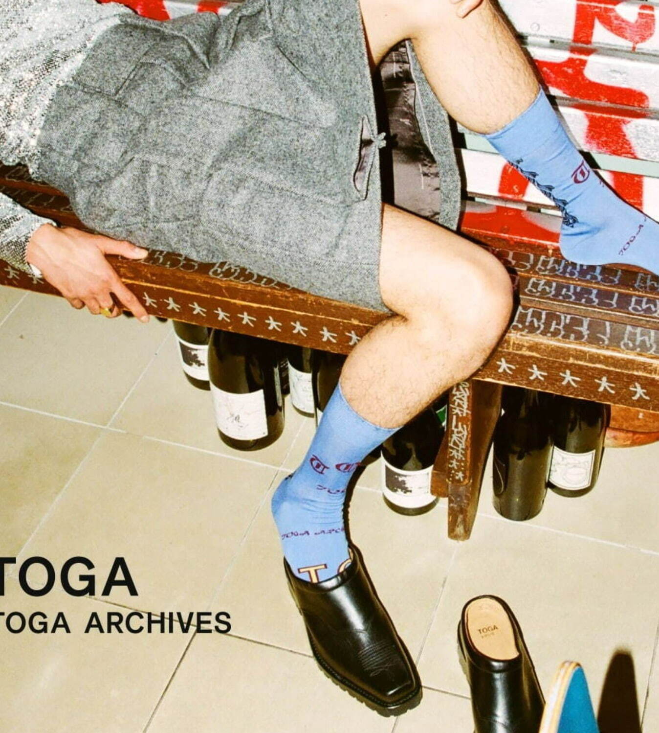 TOGA×タビオのコラボソックス、同系色でまとめた花柄やカラフルなウェーブ柄＆シアーソックスも｜写真8