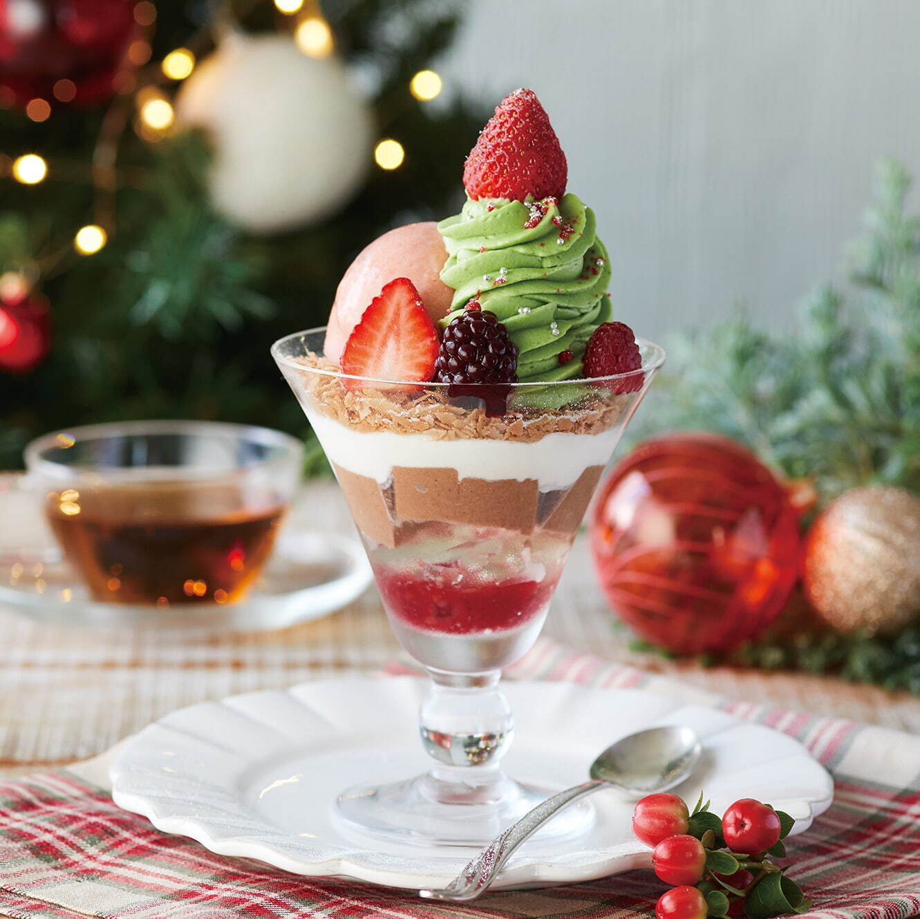 「苺とピスタチオホイップのクリスマスツリーパフェ」紅茶付き 1,680円