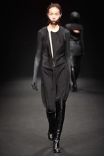 A.F.ヴァンデヴォースト(A.F.VANDEVORST)、2010-2011年秋冬コレクション｜写真27