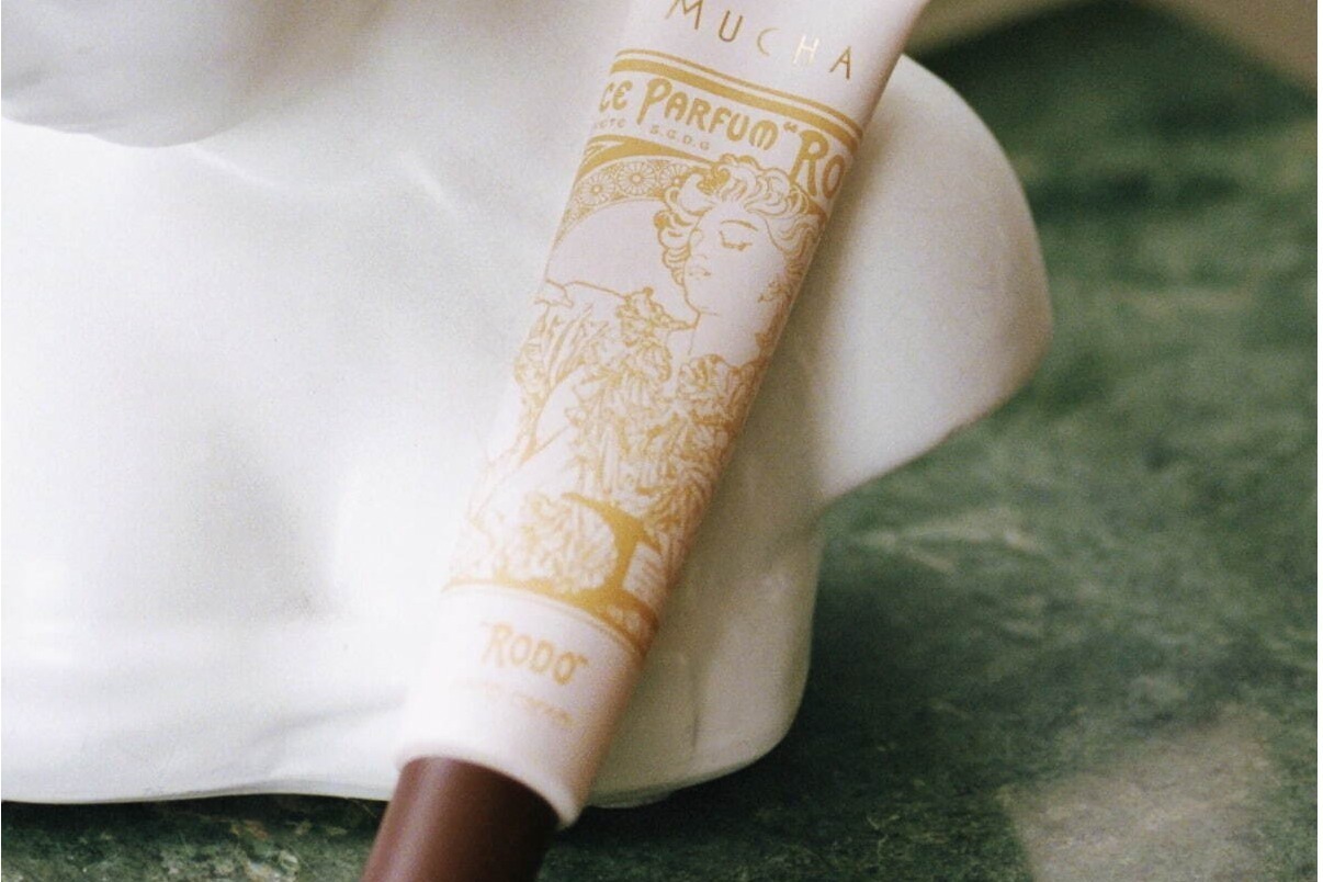 保湿ケア｜世界初「ミュシャ」財団公式ブランド“アート着想”のハンドクリーム、《四つの花》のローズなど