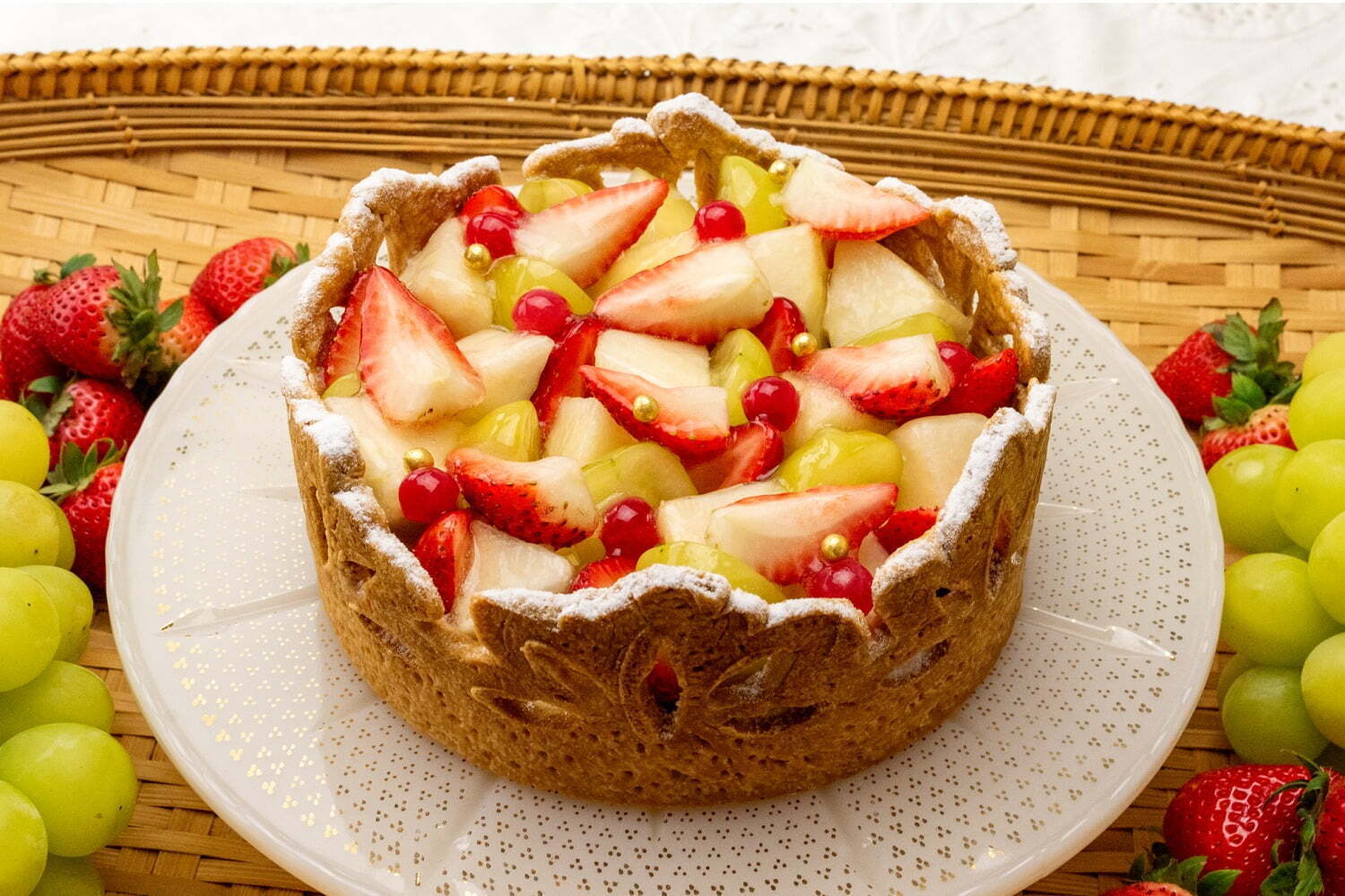 キル フェ ボンのティアラ型フルーツタルト、苺・洋梨・シャインマスカットのフレッシュな味わい