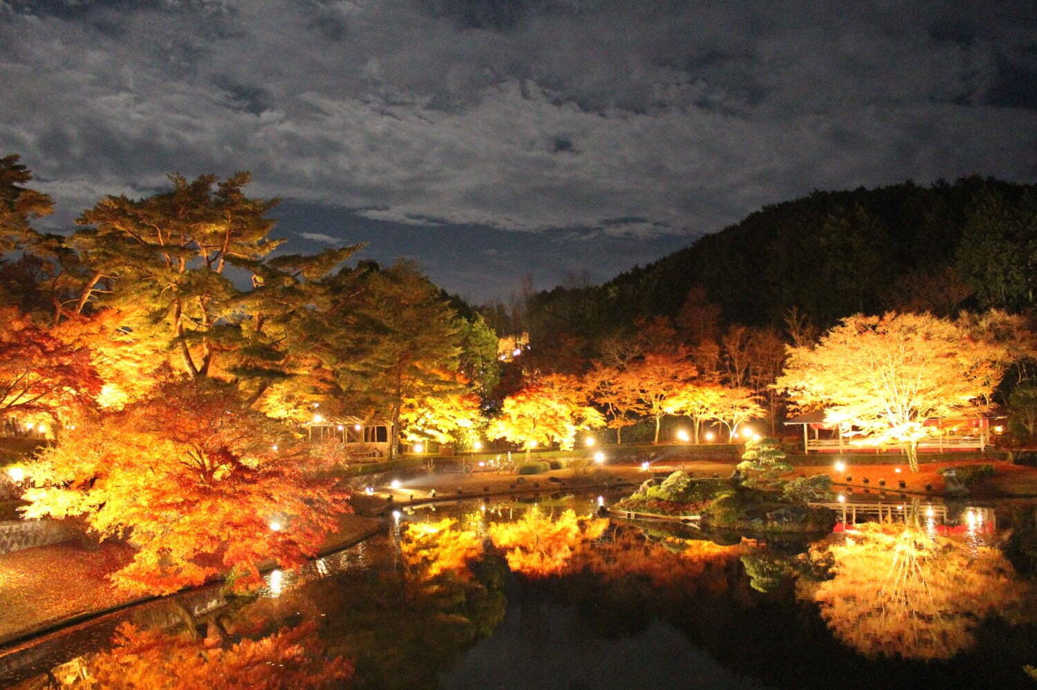 庭園｜静岡・修善寺虹の郷の紅葉イベント「もみじライトアップ」約2,000本が見頃に、花火やランタンも