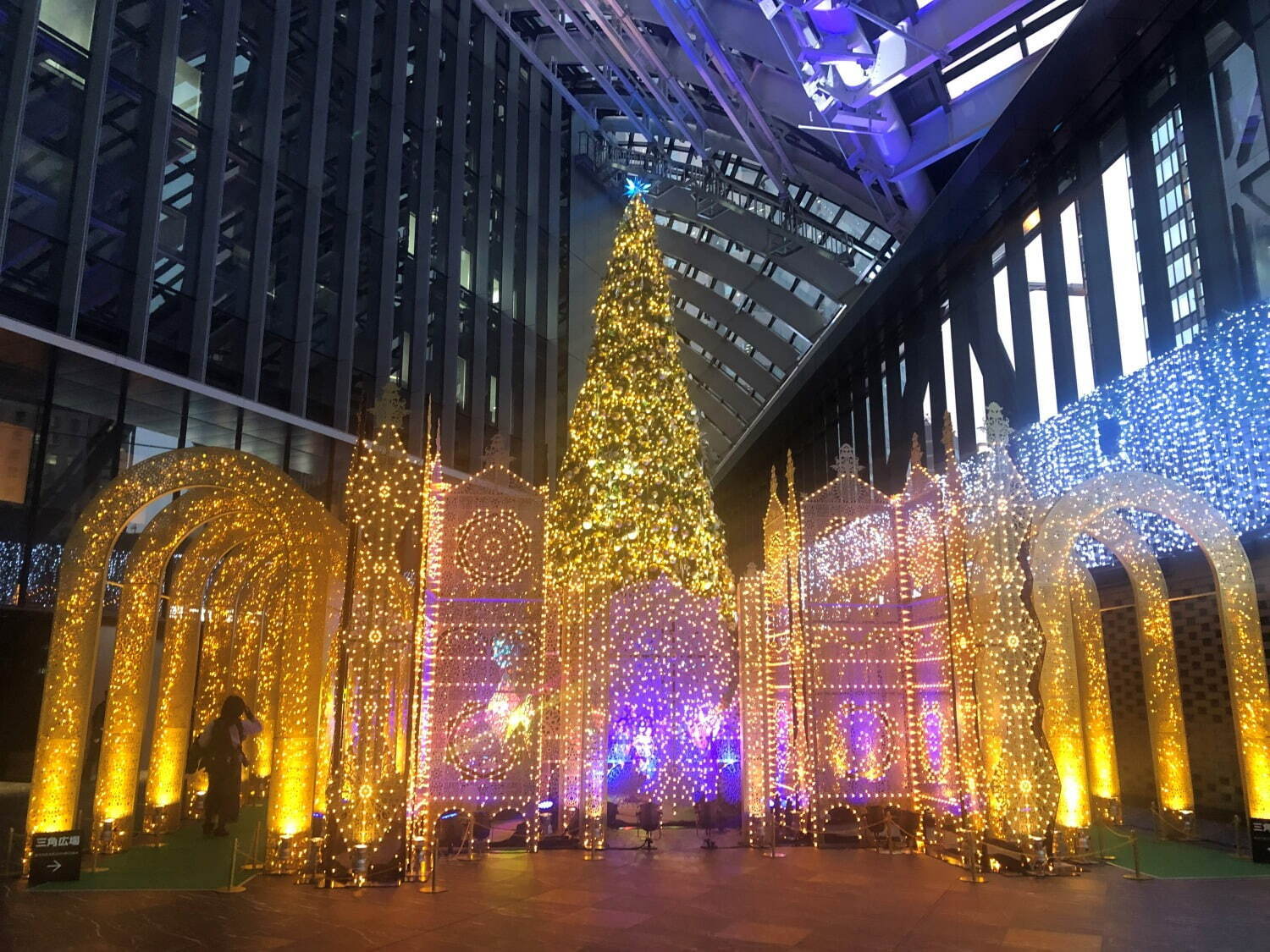 新宿住友ビル・三角広場“散策を楽しむ”イルミネーション、クリスマスツリーを中心に光×音の幻想的空間｜写真1