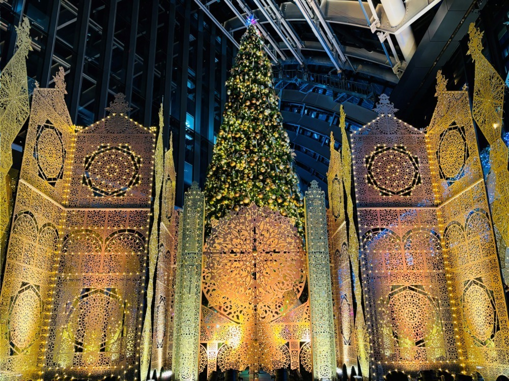 新宿住友ビル・三角広場“散策を楽しむ”イルミネーション、クリスマスツリーを中心に光×音の幻想的空間｜写真2