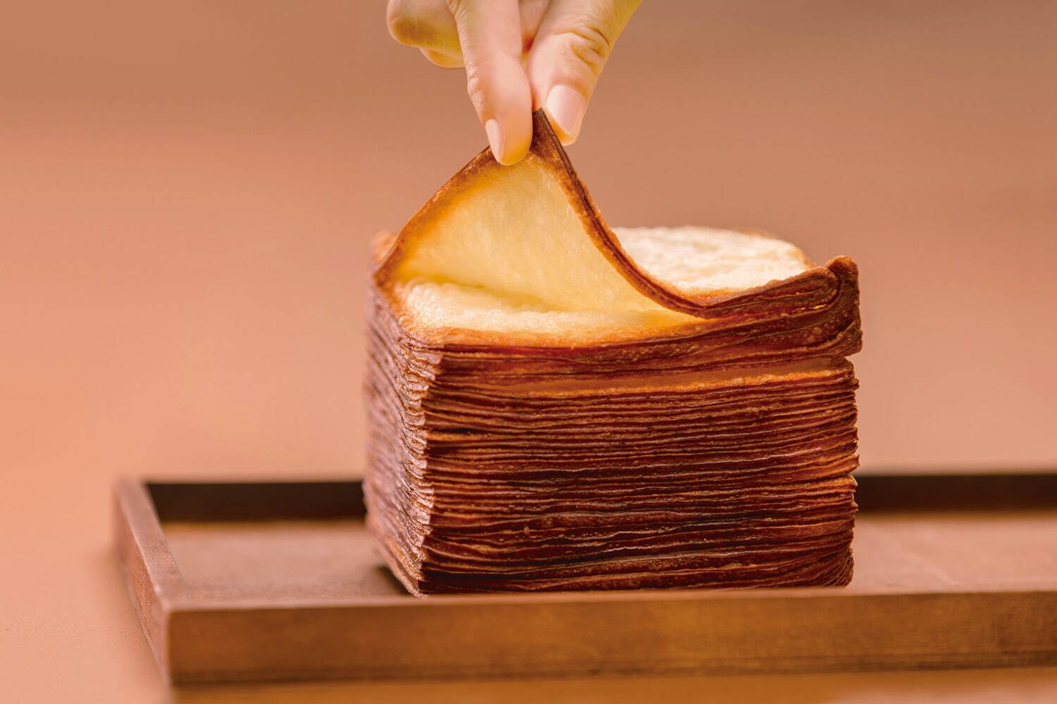 本のように“めくって食べる”27層のクロワッサン食パン、ロイヤルパインズホテル浦和で｜写真1