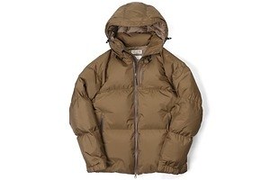 ナンガ×ザ・ダファー・オブ・セントジョージのフード付きダウンジャケット、ディテールをシンプルに