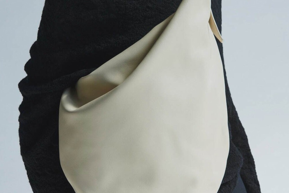 ディスコード ヨウジヤマモト限定バッグ、“帯のような”レザーストラップバッグなどギンザ シックスで