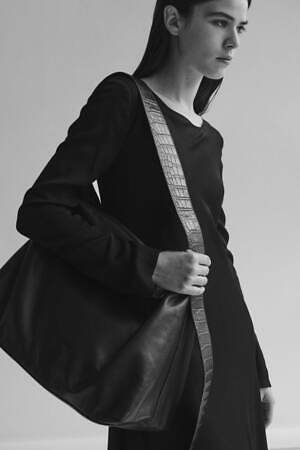 ディスコード ヨウジヤマモト限定バッグ、“帯のような”レザーストラップバッグなどギンザ シックスで｜写真2