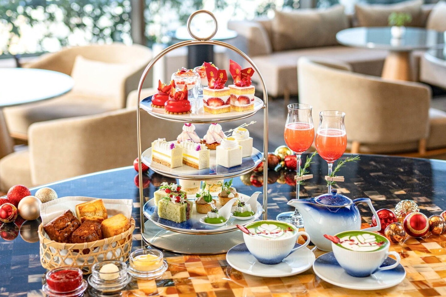 ザ・リッツ・カールトン福岡のクリスマスアフタヌーンティー、ショートケーキやタルトなどを有田焼の器で