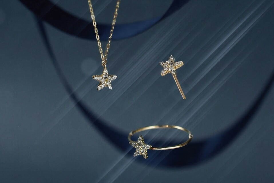 キュービックジルコニア｜イー・エム“夜空”モチーフのクリスマスジュエリー、星が煌めくネックレス＆スタッズが揺れるリング