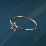 イー・エム“夜空”モチーフのクリスマスジュエリー、星が煌めくネックレス＆スタッズが揺れるリング｜写真9