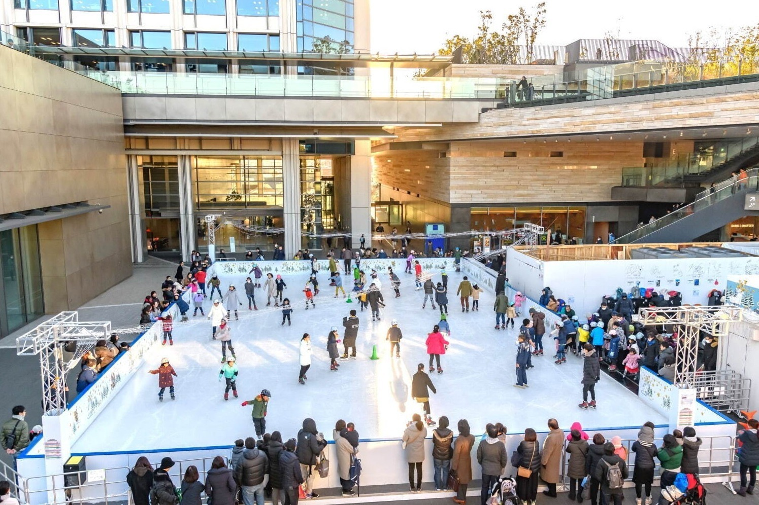 スケートリンク｜二子玉川ライズの“屋外スケートリンク”、夜間は幻想的な光に包まれる広さ約390㎡のリンク