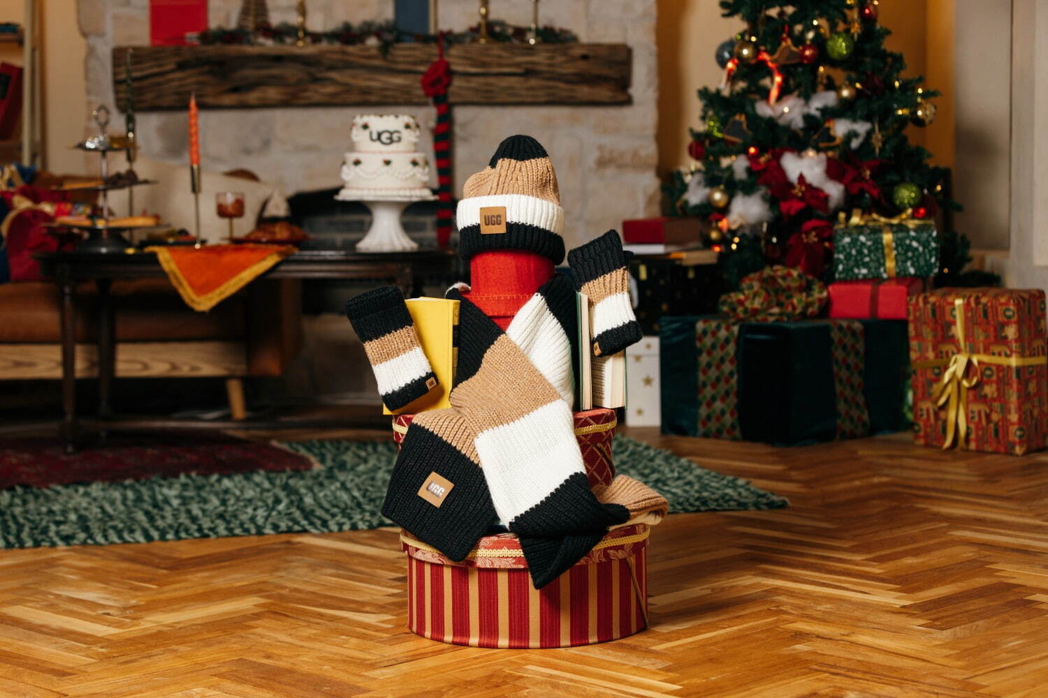UGGの23年クリスマスシューズ、煌めくスパンコール×ふわふわ