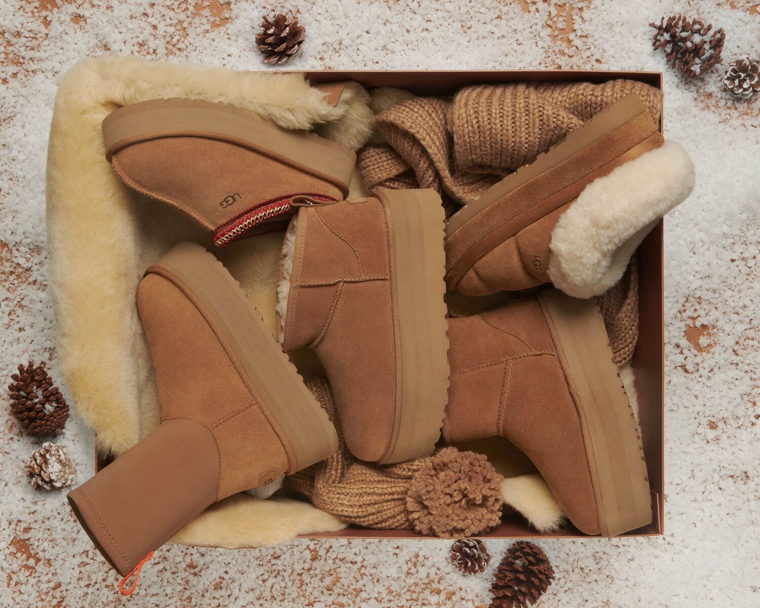 UGGの23年クリスマスシューズ、煌めくスパンコール×ふわふわ