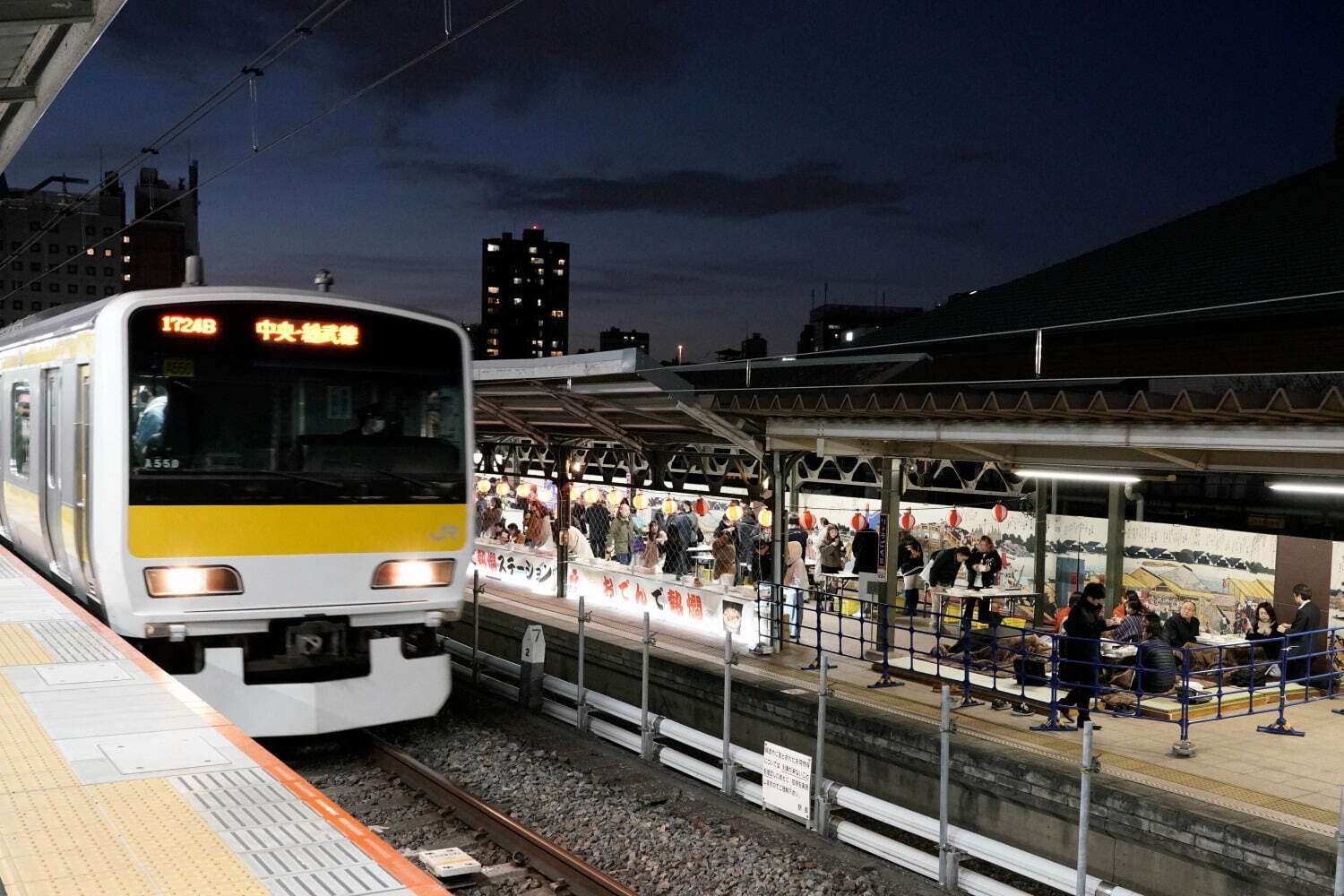 「おでんで熱燗ステーション」JR両国駅“幻のホーム”で、熱燗とおでんをこたつで楽しむ限定イベント｜写真6