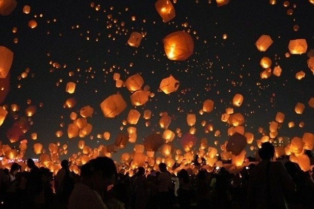 山梨「フジ ゲートウェイ」で光×音楽のクリスマスマーケット、富士山の麓を照らランタンライトアップ