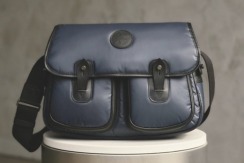 ブルックス ブラザーズ×ハンティング・ワールドのバッグ、“ブレザー着想”ネイビーの機能性素材で