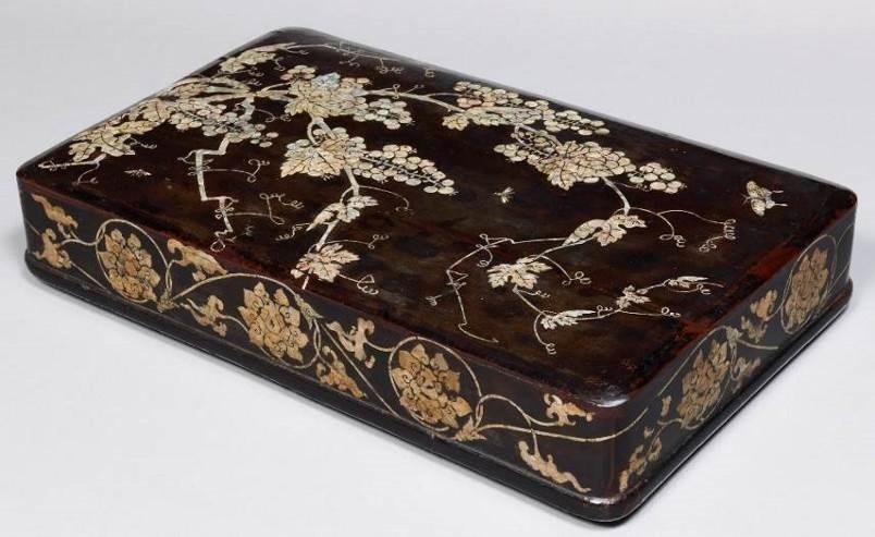 《螺鈿葡萄文衣裳箱》 朝鮮時代 大和文華館蔵