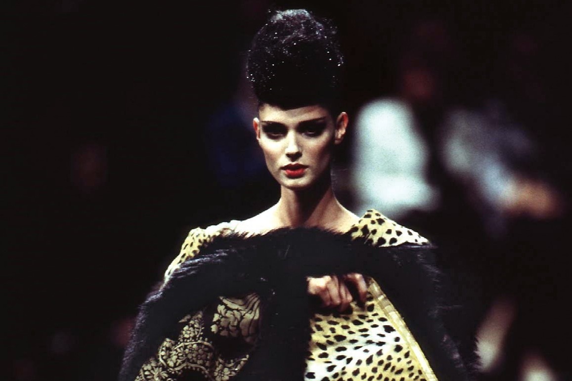 写真｜ジバンシィの歴史をたどる初のモノグラフ『ジバンシィ キャットウォーク』1,200点以上の写真を収録