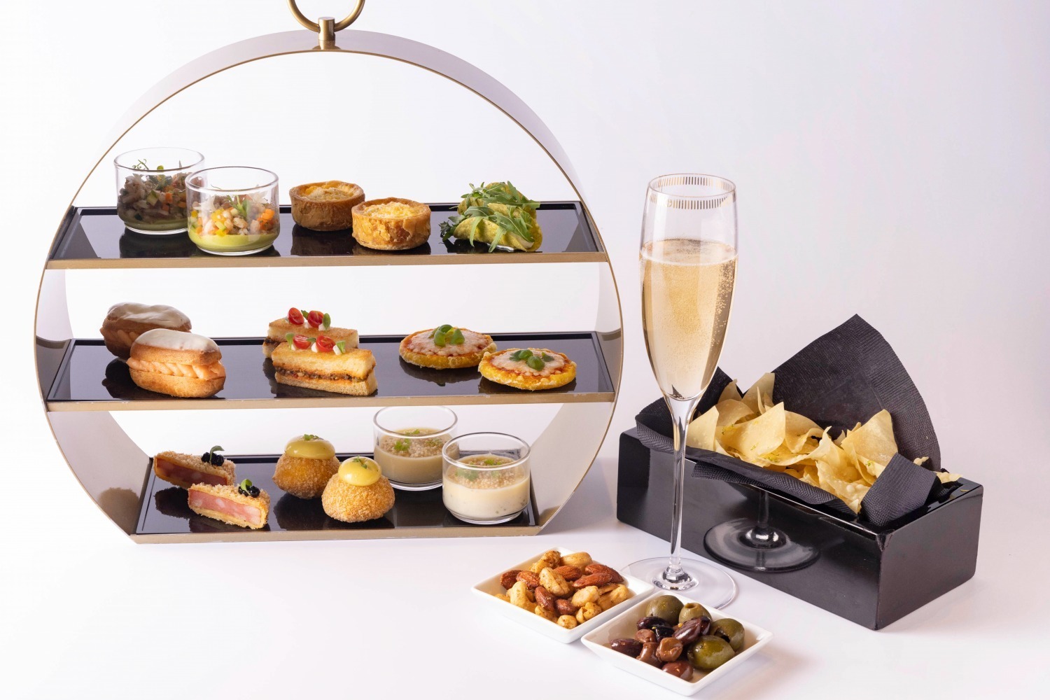 アペリティーボ｜アルマーニ / リストランテ秋のシャンパンフリーフロープラン、鱈のムース＆ハムカツやミニマルゲリータ