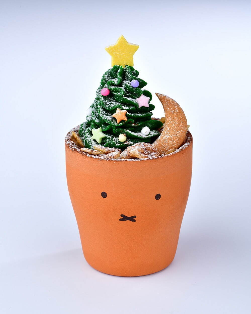 「フラワーミッフィー ジュースガーデン」“ミッフィーの顔”ポットに入ったクリスマスツリー型ティラミス｜写真3