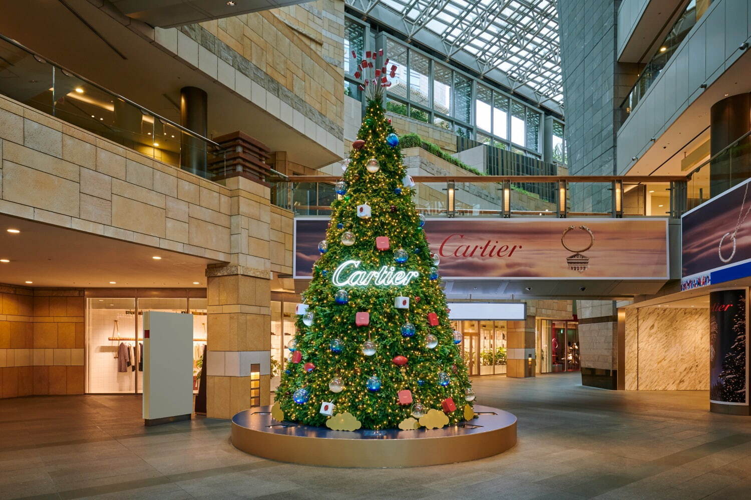 カルティエのクリスマスツリーが六本木ヒルズ＆日本橋三越本店に、空飛ぶカルティエなど輝くオーナメント｜写真1