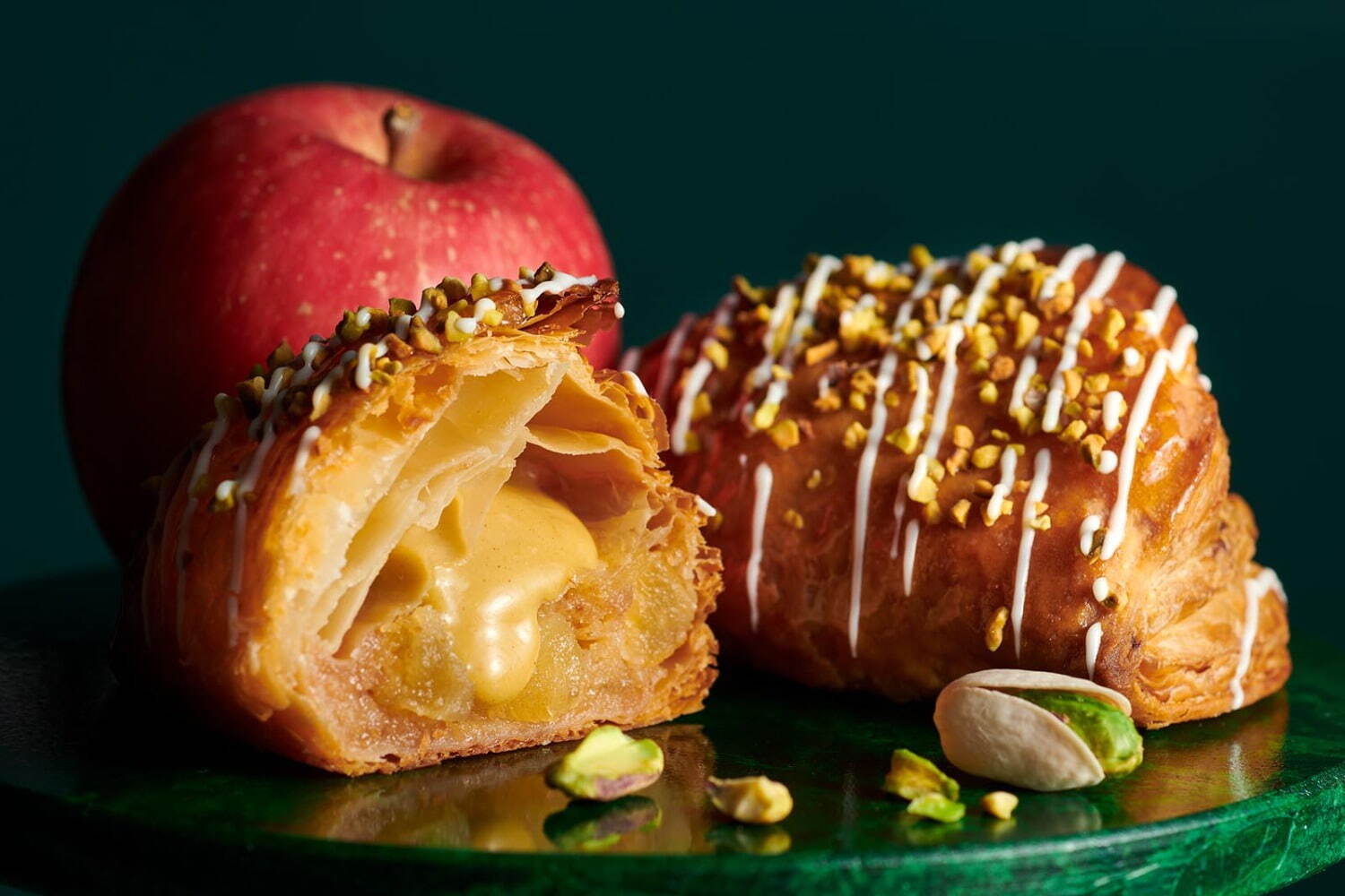 RINGOのクリスマス限定「焼きたてカスタードアップルパイ ピスタチオ」濃厚ピスタチオカスタード入り