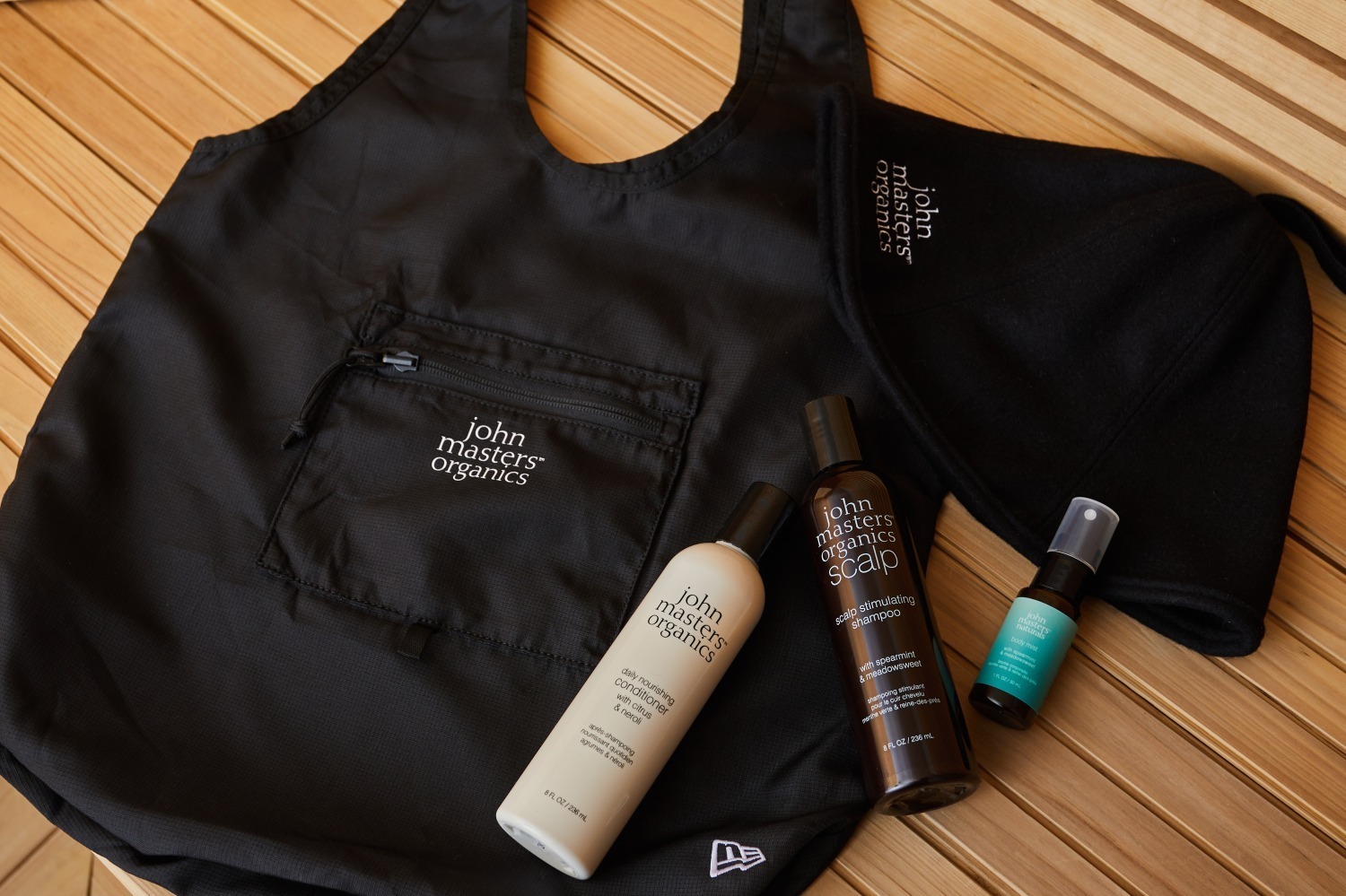 ジョンマスターオーガニック×ニューエラのギフトセット、“限定デザイン”サウナハット＆ヘアケア