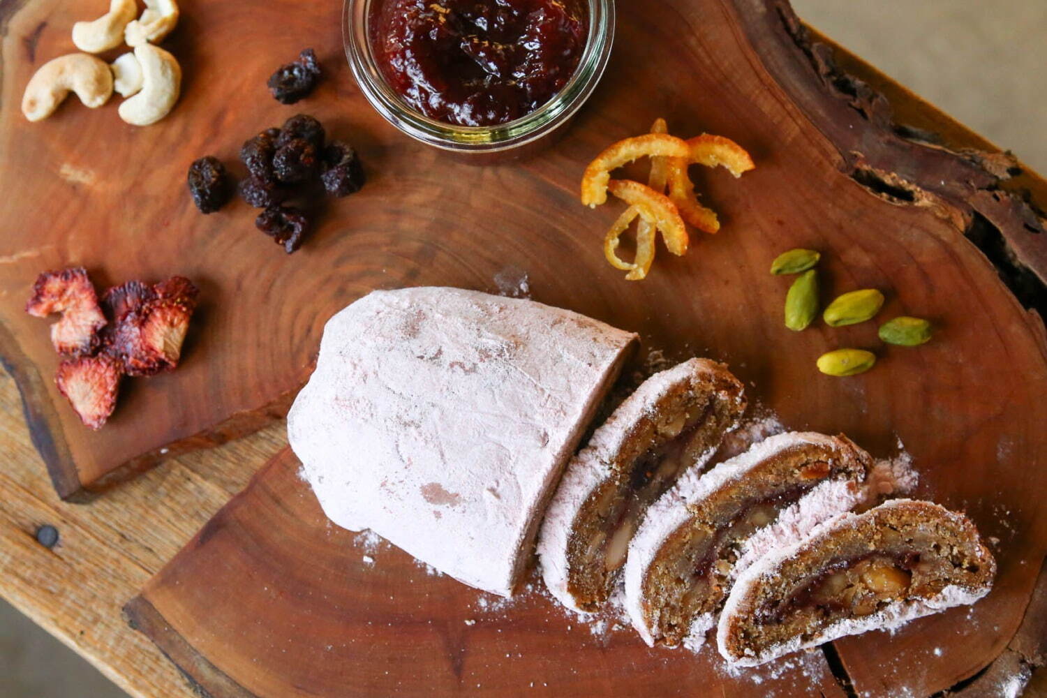 ベーカリー｜いちごスイーツ専門店いちびこ「いちごのシュトーレン」完熟苺のジャムを包み込んだ限定スイーツ