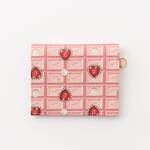 Q-pot.“苺の板チョコ風”新作バッグ＆ウォレット、パールを並べたハート型バッグなど｜写真17