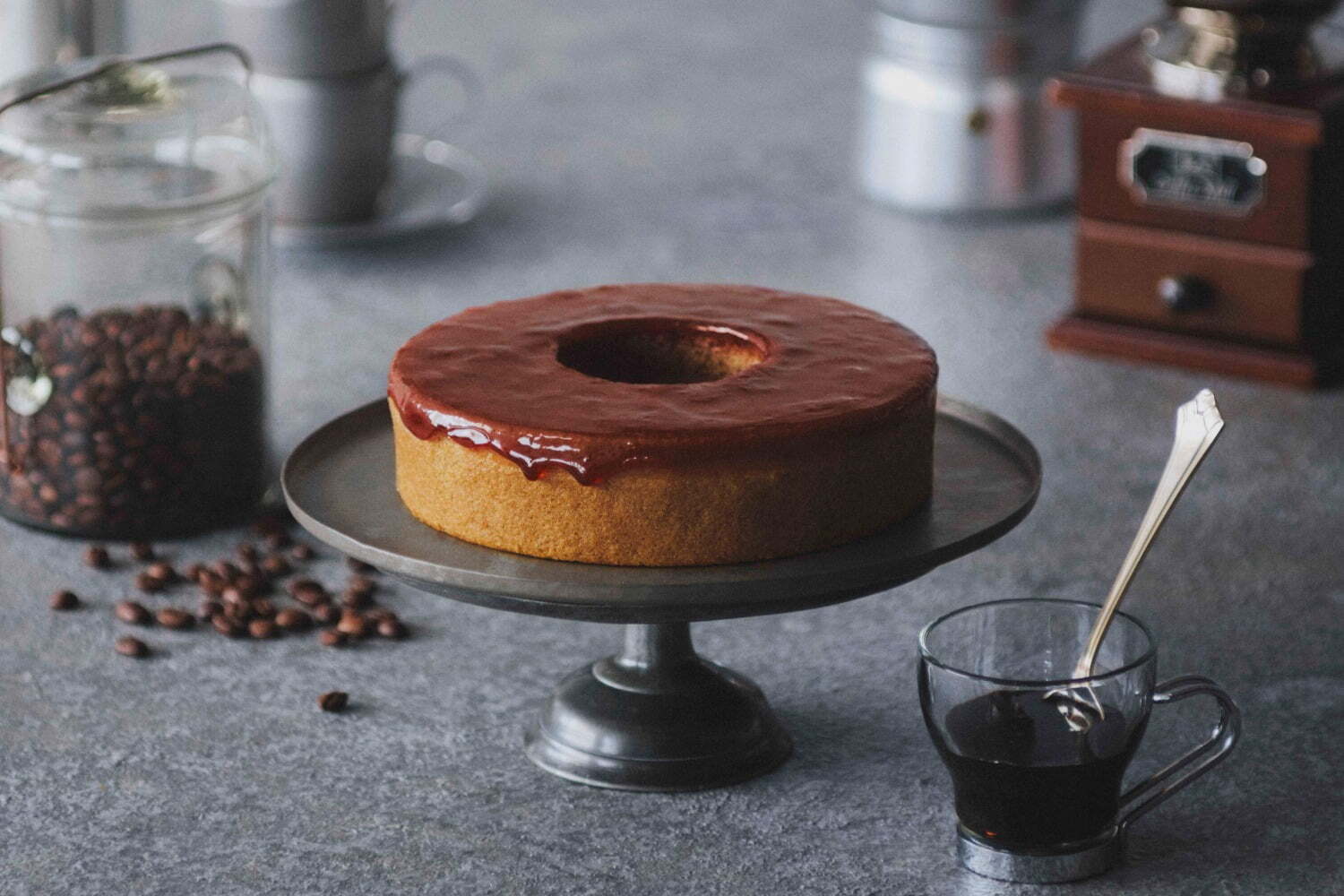 治一郎の新作「エスプレッソバウム」ほろ苦さと酸味が広がる大人の味わい、コーヒーソースをかけて