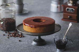 治一郎の新作「エスプレッソバウム」ほろ苦さと酸味が広がる大人の味わい、コーヒーソースをかけて