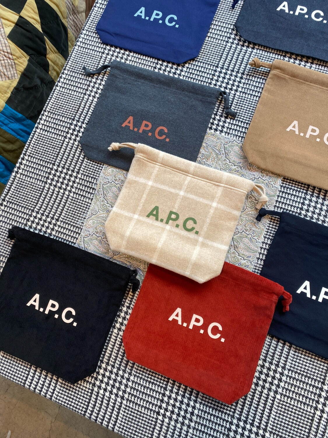 A.P.C.クリスマスコレクション2023、ロゴマフラー＆もこもこトートバッグなど“あったか”冬小物｜写真18