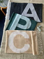 A.P.C.クリスマスコレクション2023、ロゴマフラー＆もこもこトートバッグなど“あったか”冬小物｜写真9