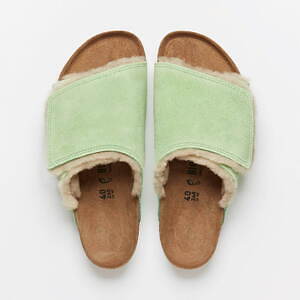 ステューシー＆ビルケンシュトックのスエードサンダル、アッパーにふんわりシアリング｜写真11