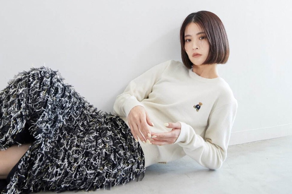 スナイデル×ベアパウコラボ、“ベア”刺繍の上品ニットプル