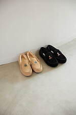 スナイデル×ベアパウコラボ、“ベア”刺繍の上品ニットプルオーバー＆牛革スエードのフラットシューズ｜写真2