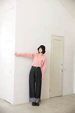 スナイデル×ベアパウコラボ、“ベア”刺繍の上品ニットプルオーバー＆牛革スエードのフラットシューズ｜写真1