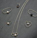 ヒロタカ×スタイリング/の23年クリスマスジュエリー、パール＆ブラックオニキスが目を引くピアスなど｜写真1