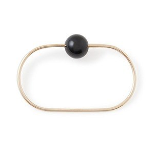 ヒロタカ×スタイリング/の23年クリスマスジュエリー、パール＆ブラックオニキスが目を引くピアスなど｜写真14