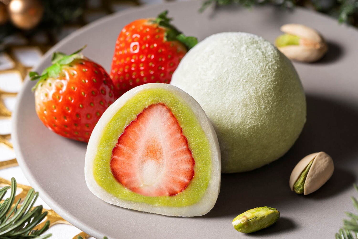 亀屋万年堂「ピスタチオ苺大福」大粒の国産苺と色鮮やかなピスタチオあんでクリスマスカラーに