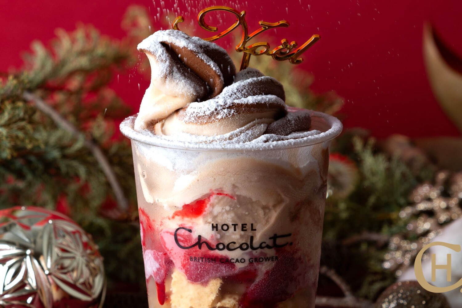 ホテルショコラからカカオが主役のクリスマス限定パフェ、2種のカカオソフトや甘酸っぱいいちごを重ねて