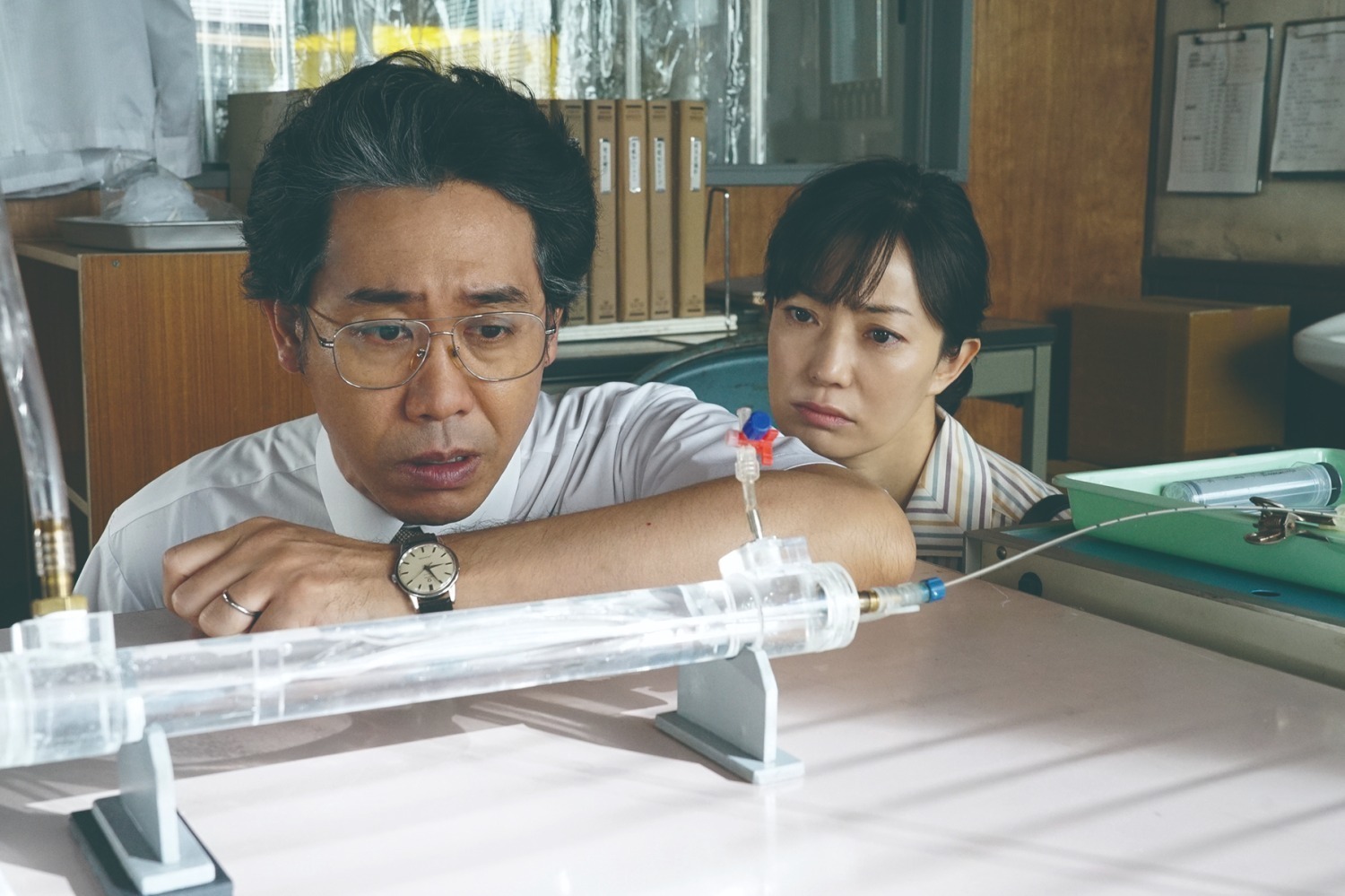 APPLE｜映画『ディア・ファミリー』“命のカテーテル”開発に挑む町工場の父、奇跡を生み出した家族の物語