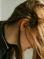 ヤヌーク×ステラハリウッドのジュエリー、ダイヤモンド配した“YYYYY”ピアスや手書き風ロゴリング｜写真2